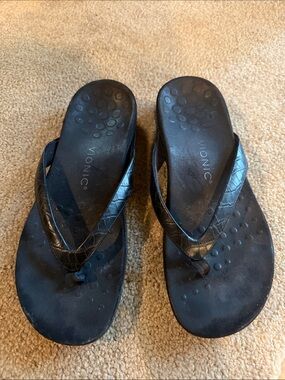 Vionic Black Women's Quilted-Strap Thong Sandals